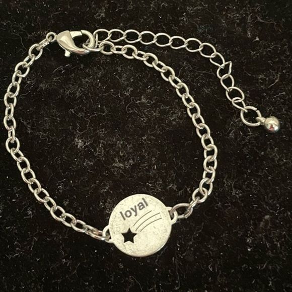 6” silver tone chain‎ bracelet and silver tone round “loyal” engravable charm